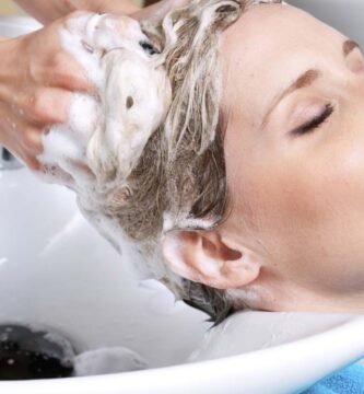 sentimento de culpa mujeres lavando su cabello en el salon de belleza  x